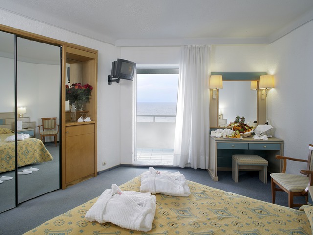 Pallini Beach Hotel - camera dubla cu vedere laterala la mare